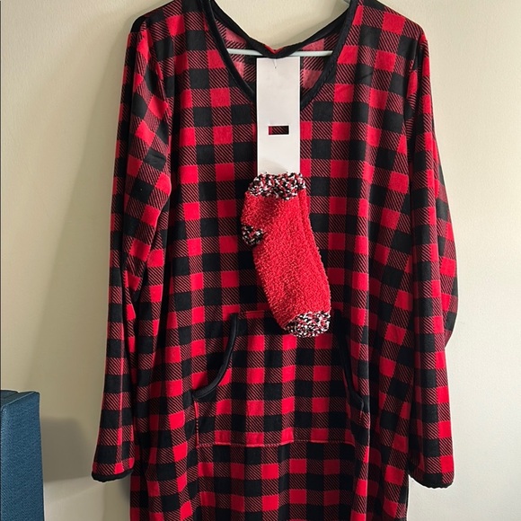 NWT Red and Black Plaid Long Sleeve Night Dress with Socks Croft & Barrow large - Picture 1 of 5